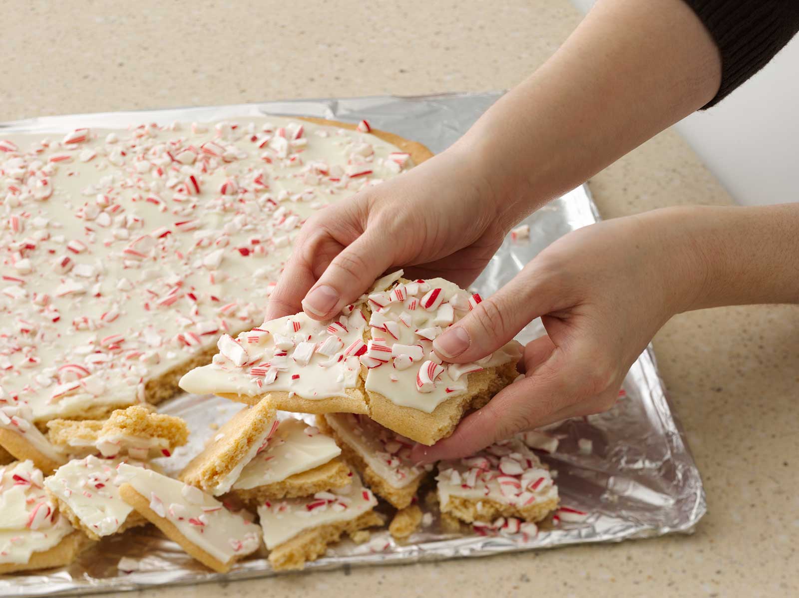 How-to-Make-Peppermint-Sugar-Cookie-Bark_03