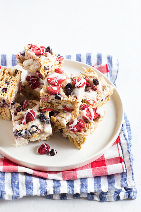 no-bake-red-white-blueberry-chex-bars_05