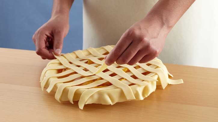 How-to-Make-Lattice-Pie-Crust_01