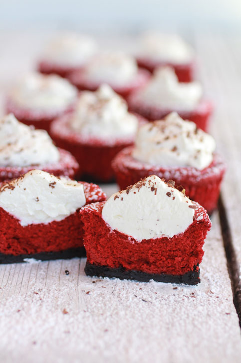Red-Velvet-Mini-Cheesecake-Pies_08