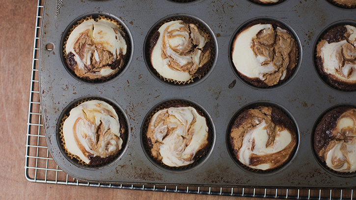 cookie-butter-cheesecake-brownie-cups_03