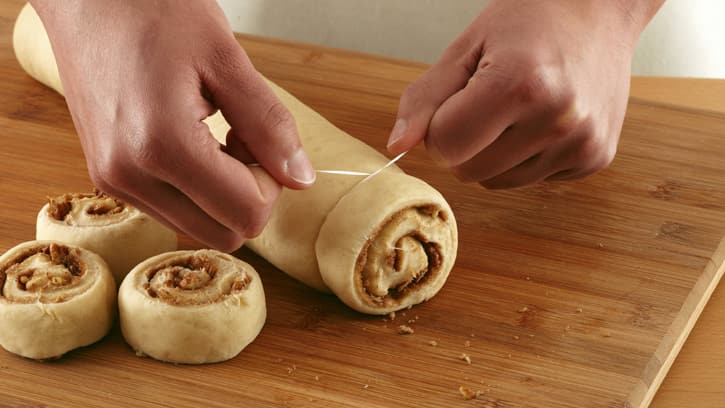 how-to-make-caramel-sticky-rolls_04
