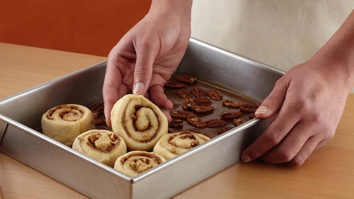 how-to-make-caramel-sticky-rolls_05