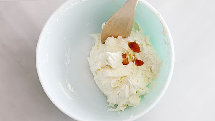 how-to-make-cream-cheese-frosting_06
