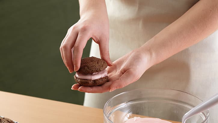 how-to-make-pink-peppermint-whoopie-pies_03