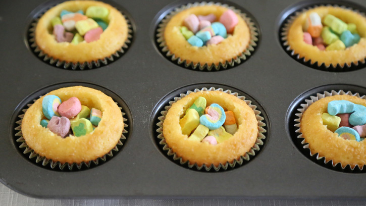 lucky-charms-surprise-inside-cupcakes_04