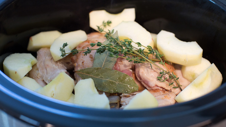 slow-cooker-chicken-with-apples_02