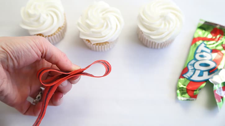 how-to-make-bow-cupcake-toppers_02