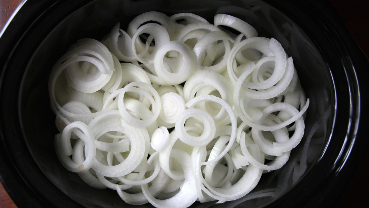Slow-Cooker-Caramelized-Onions_01