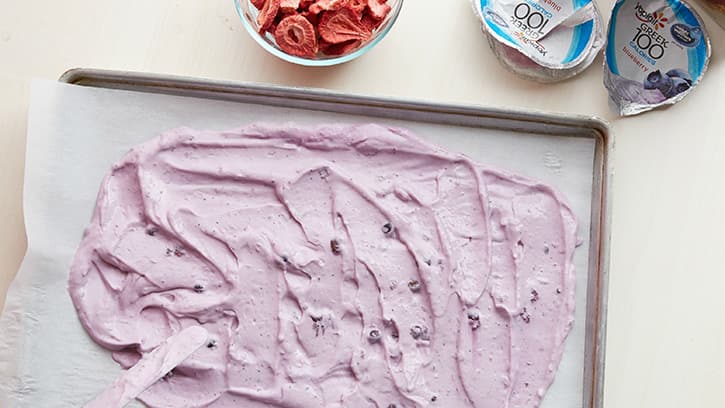 how-to-make-mix-match-frozen-yogurt-bark_02