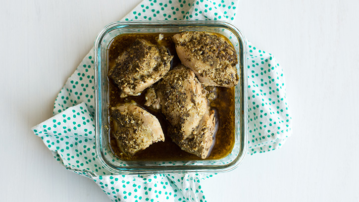 slow-cooker-pesto-chicken-thighs-two-ways_02
