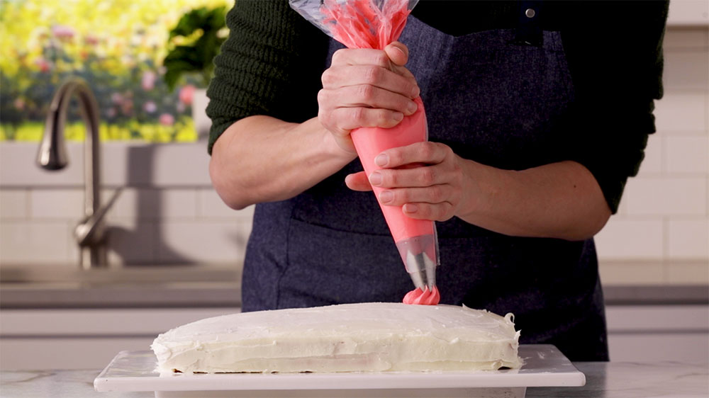 frosting cake with pastry bag