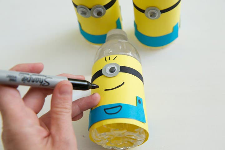 how-to-make-despicable-me-minion-water-bottle_06