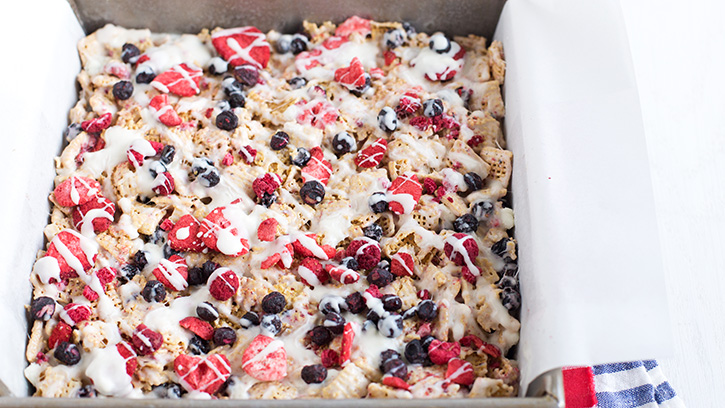 no-bake-red-white-blueberry-chex-bars_04