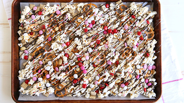 sweet-salty-valentines-chex-mix_05