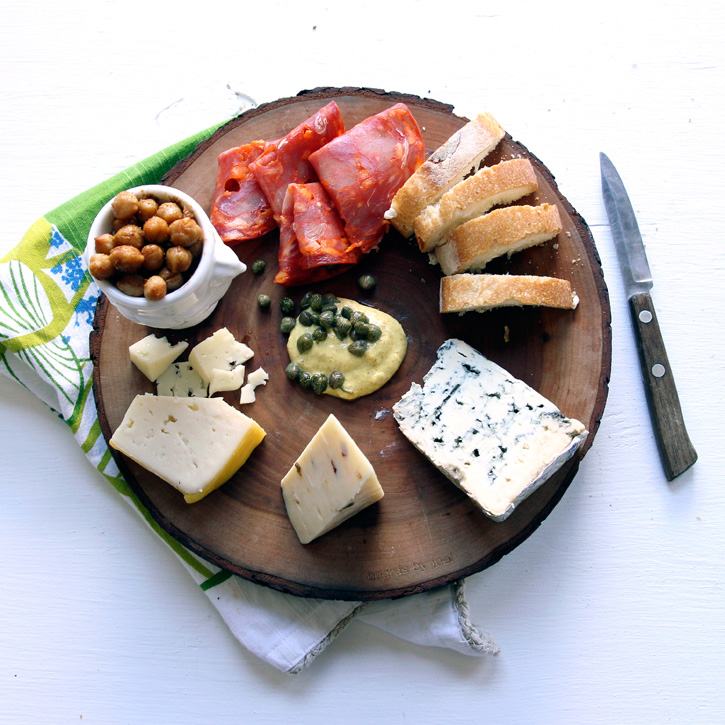 How-to-Build-Cheese-Plate_fancyfiesta