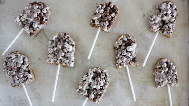 Cocoa Puffs Ghost Pops on sticks