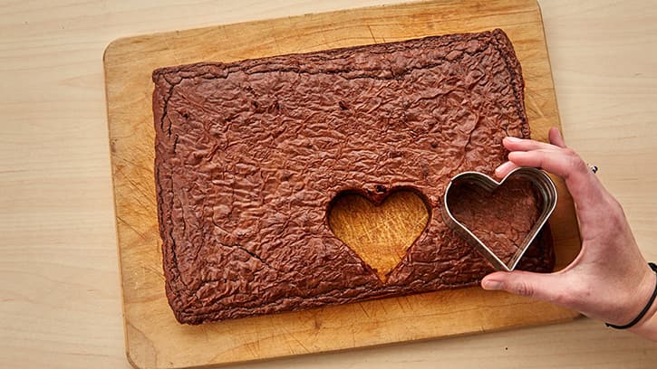 caramel-drizzled-brownie-hearts_03
