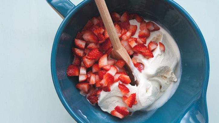 easy-ice-cream-strawberry-shortcake_03