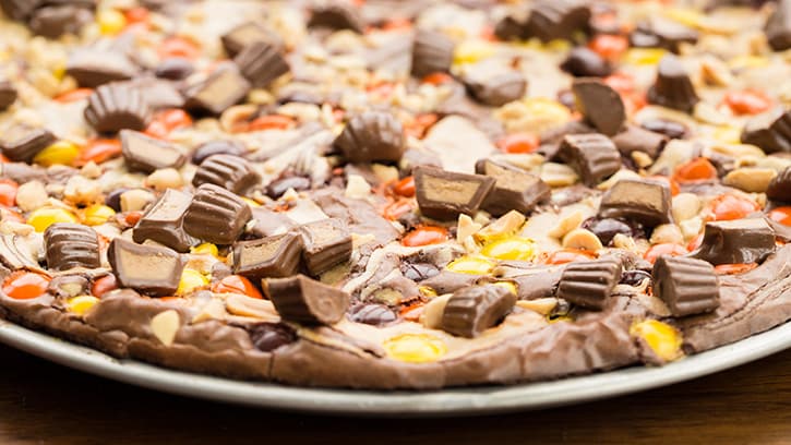 reeses peanut butter cup brownie pizza