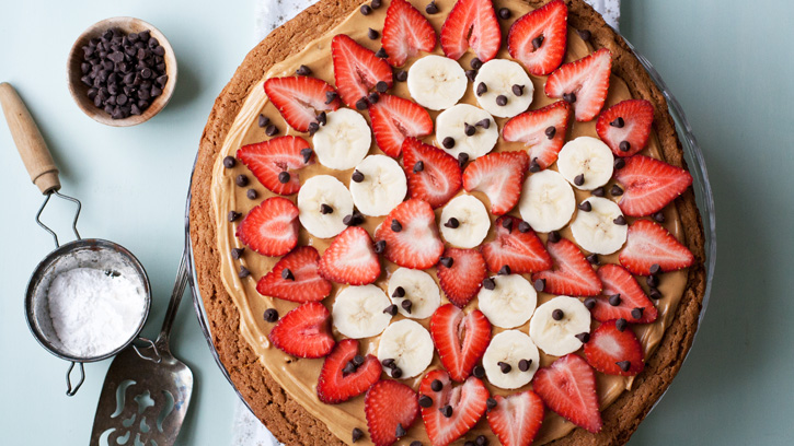 Easy-Peanut-Butter-Banana-Berry-Cookie-Pizza_05