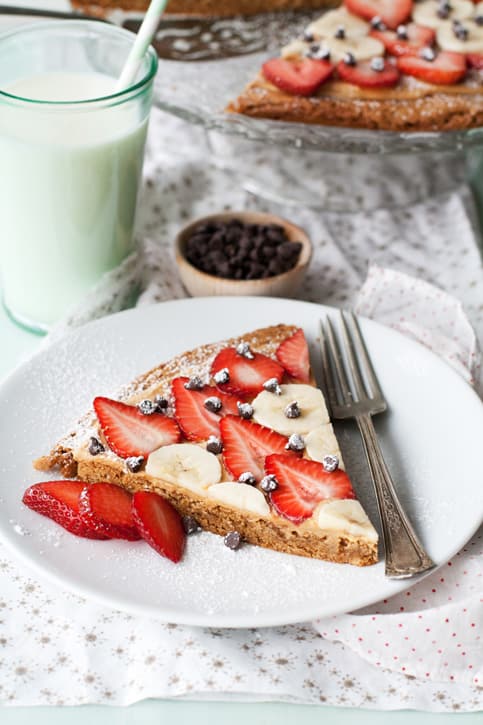 Easy-Peanut-Butter-Banana-Berry-Cookie-Pizza_06