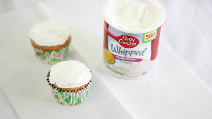 frosting cupcakes with betty crocker whipped white frosting