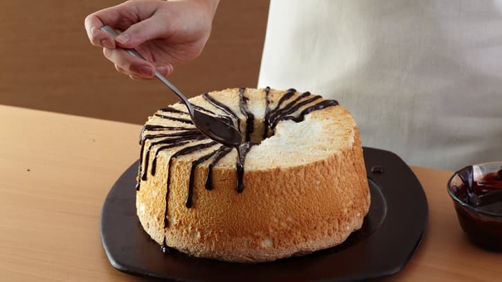 drizzling cake with chocolate