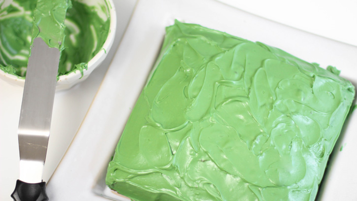 frosting square cake with green frosting
