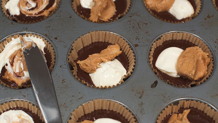 cookie-butter-cheesecake-brownie-cups_02