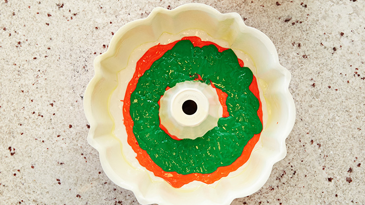 how-to-make-a-christmas-wreath-bundt-cake_06