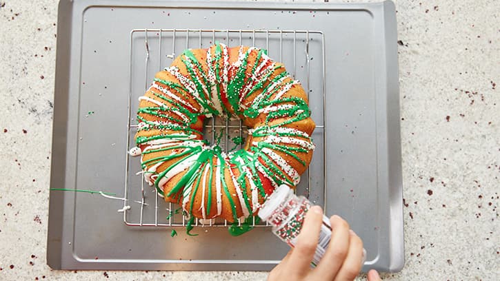 how-to-make-a-christmas-wreath-bundt-cake_10
