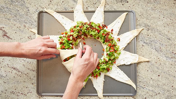 how-to-make-an-appetizer-wreath_05