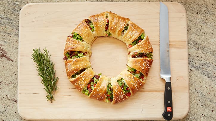 how-to-make-an-appetizer-wreath_hero
