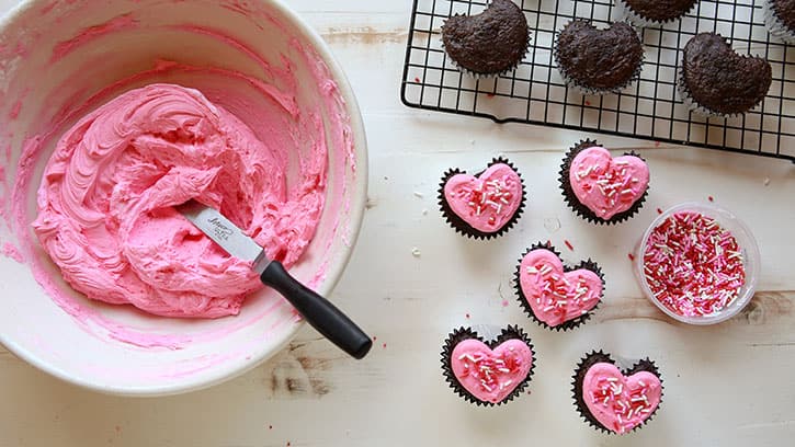 how-to-make-heart-shaped-cupcakes_08