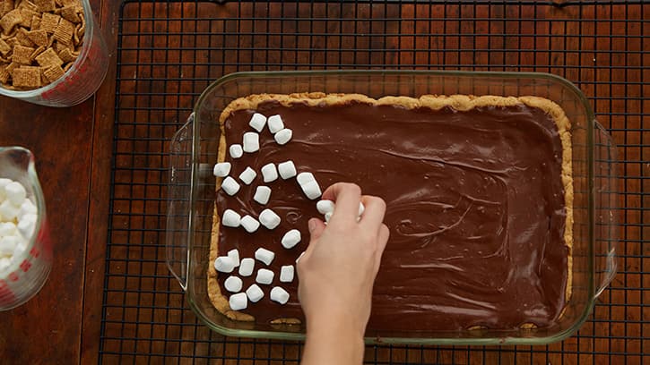 how-to-make-smores-peanut-butter-bars_03