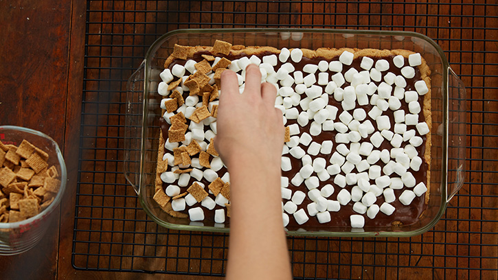 how-to-make-smores-peanut-butter-bars_04