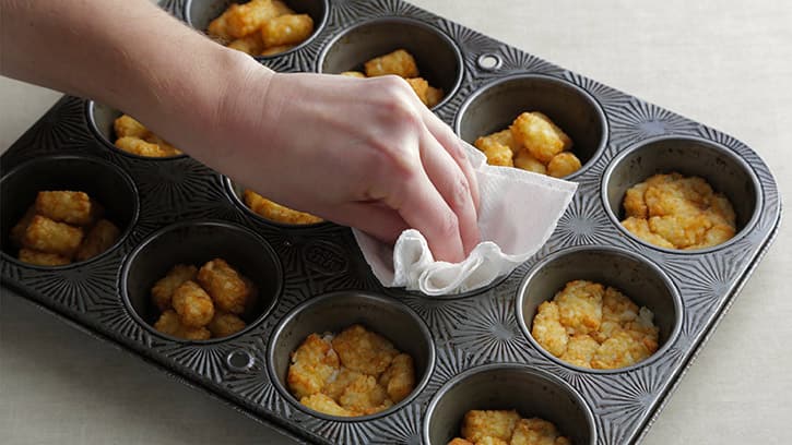how-to-make-tater-tot-hot-dish-in-a-muffin-tin_01
