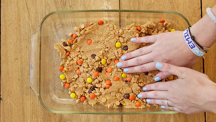 reeses-pieces-halloween-cookie-bars_02