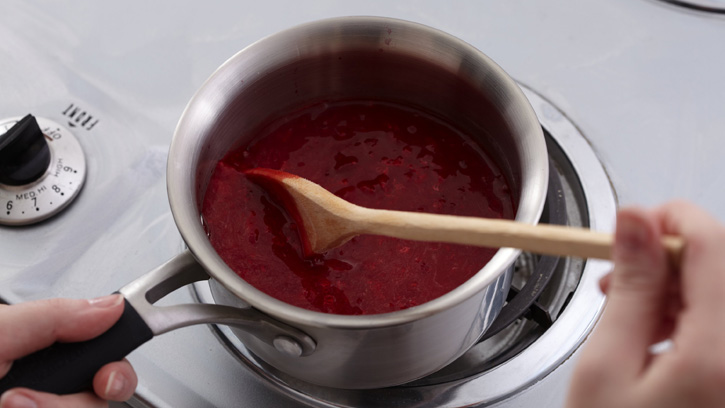 How-to-Make-Raspberry-Sauce_01