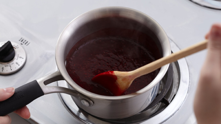 How-to-Make-Raspberry-Sauce_02