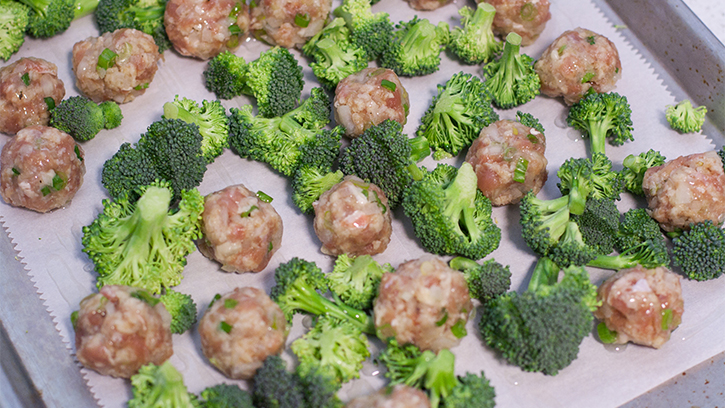 Sweet-Spicy-Asian-Meatball-Broccoli-Noodles_02