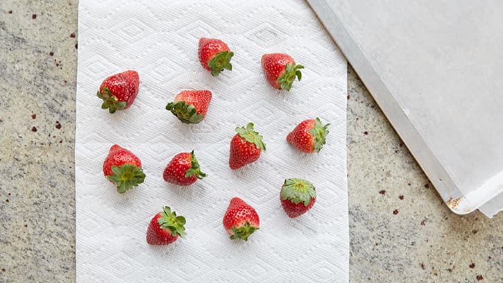 how-to-make-chocolate-dipped-strawberries_02