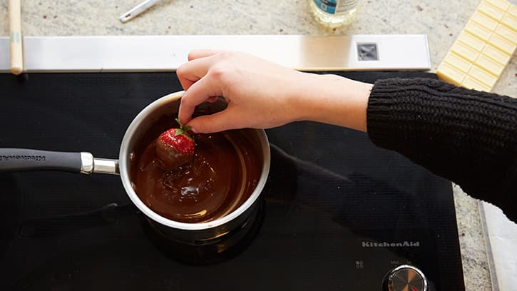 how-to-make-chocolate-dipped-strawberries_04