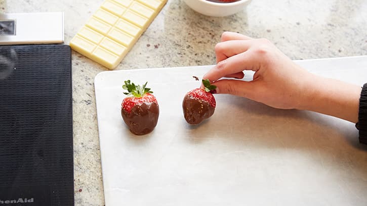 how-to-make-chocolate-dipped-strawberries_05