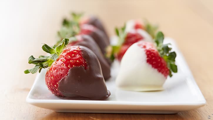 how-to-make-chocolate-dipped-strawberries_hero