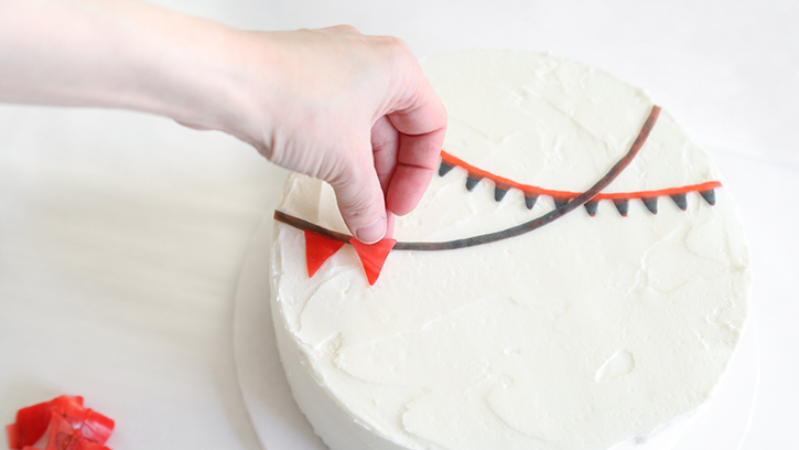 how-to-decorate-a-cake-with-flag-bunting_06