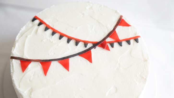 how-to-decorate-a-cake-with-flag-bunting_07