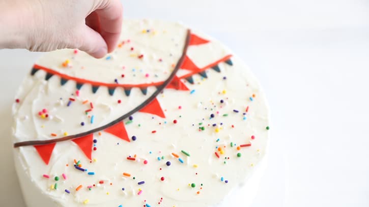 how-to-decorate-a-cake-with-flag-bunting_08