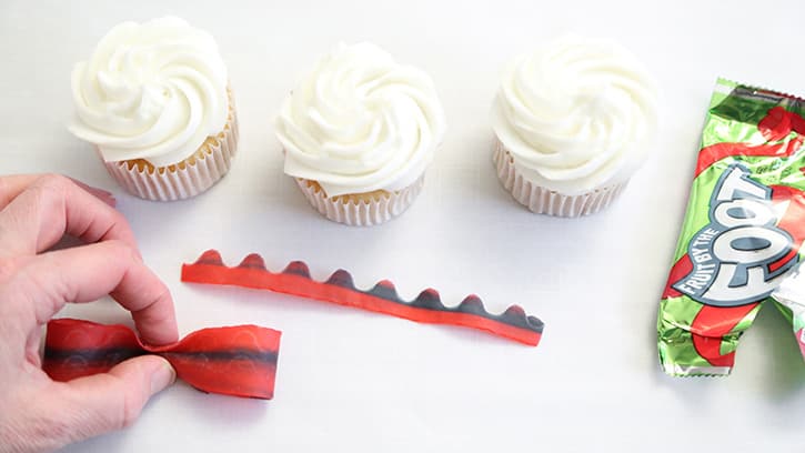 how-to-make-bow-cupcake-toppers_03